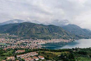 琑队如何完善青训导师的培养、激励与国际交流体系，如何进入青训体系